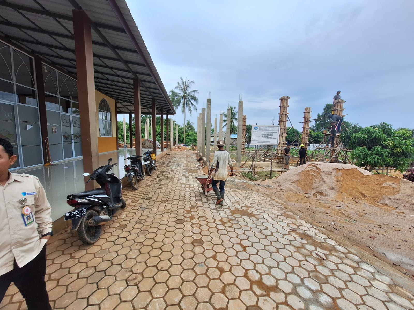 Revitalisasi Sekolah: Kolaborasi Pemerintah dan Masyarakat Berikan Lingkungan Belajar yang Ideal