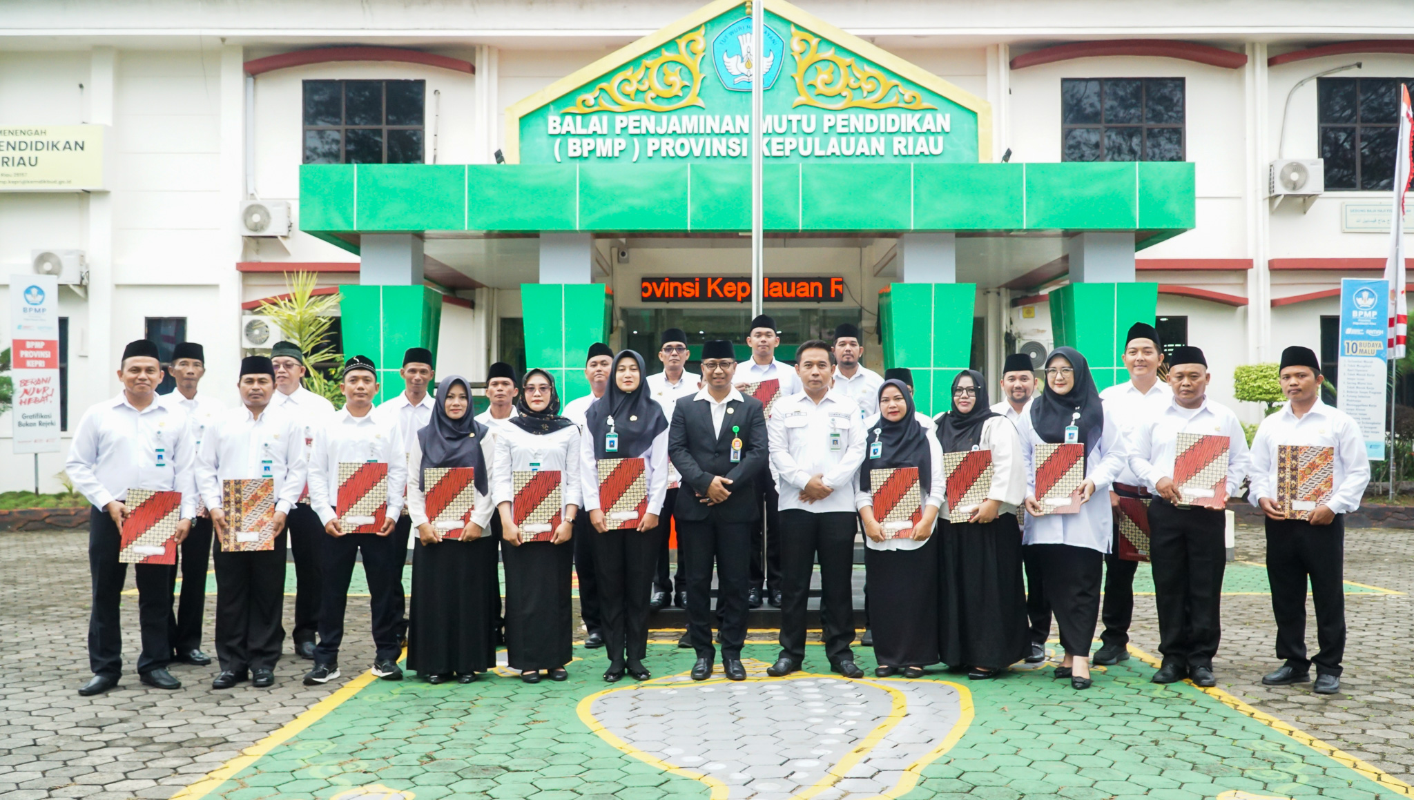 Penyerahan SK PPPK Tahun 2024, Sekaligus Penyematan Papan Nama di BPMP Kepri