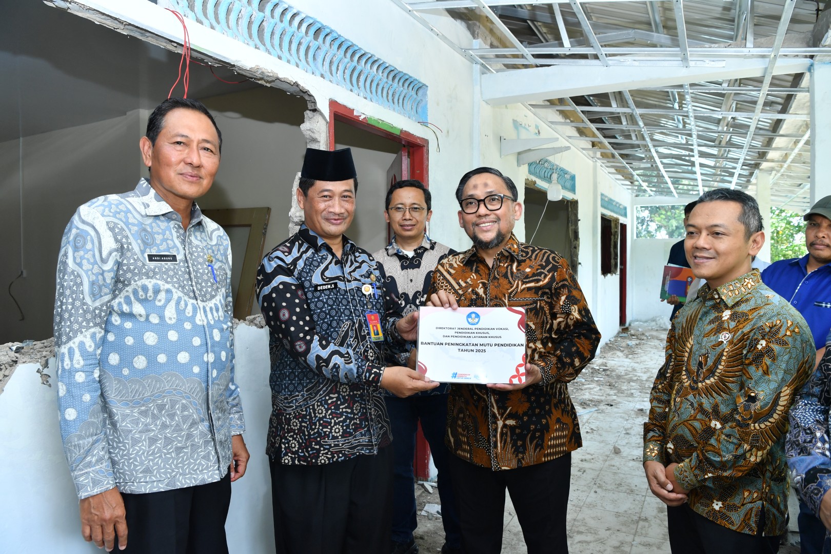 Wamen Fajar Riza Ul Haq Tinjau Revitalisasi Sekolah 2025 di SMK Al Jabar Batam, Disertai Penyerahan Bantuan Vokasi