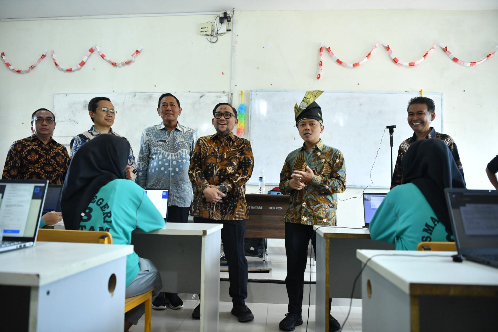 Wamen Fajar Riza Ul Haq Tinjau Pelaksanaan Simulasi TKA di SMAN 8 Batam, Pastikan Kepatuhan Pedoman Nasional