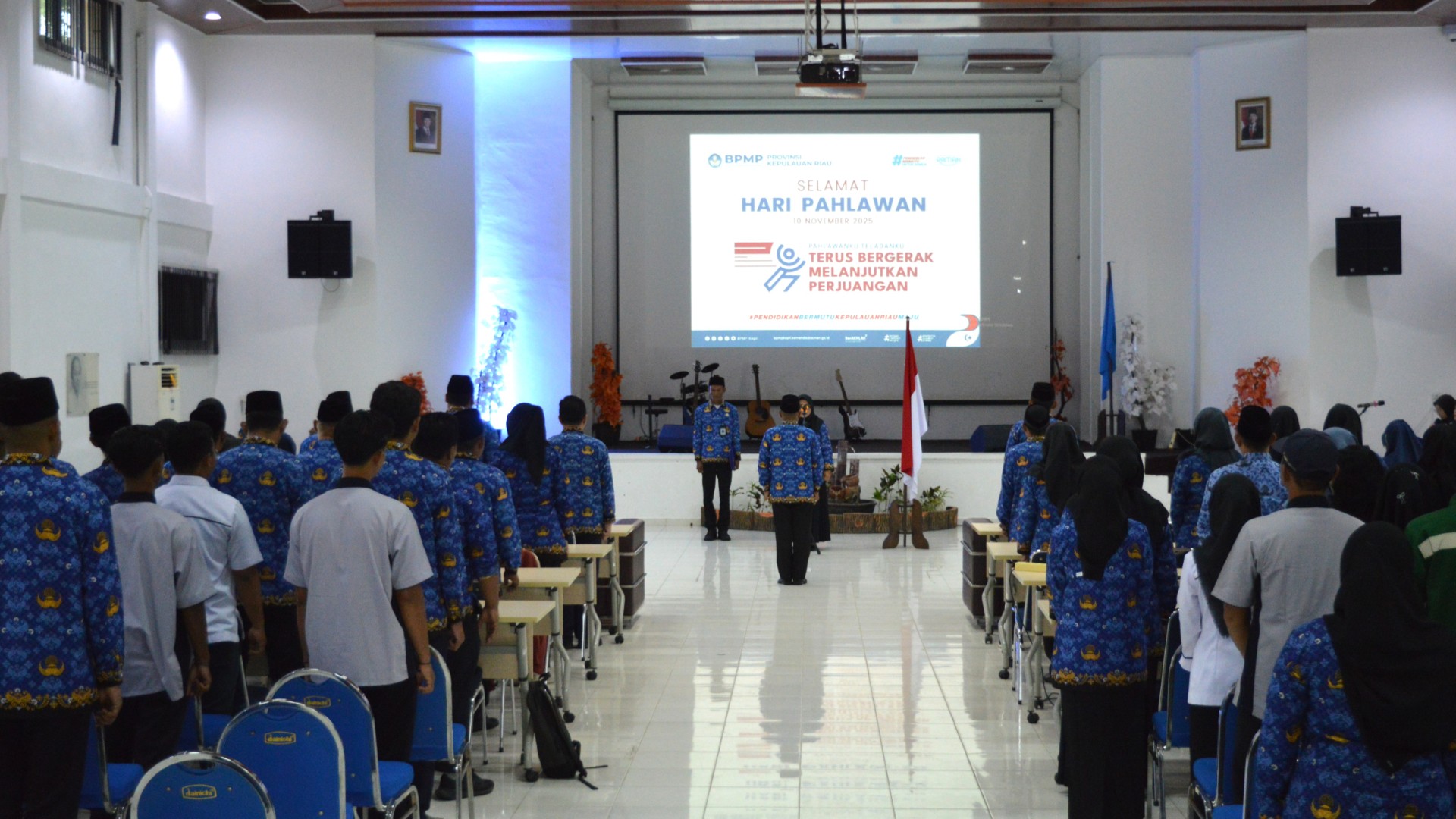 Upacara Hari Pahlawan di Aula Engku Haji Tua: UPT Kemendikdasmen Kepri Menggema “Pahlawanku Teladanku”