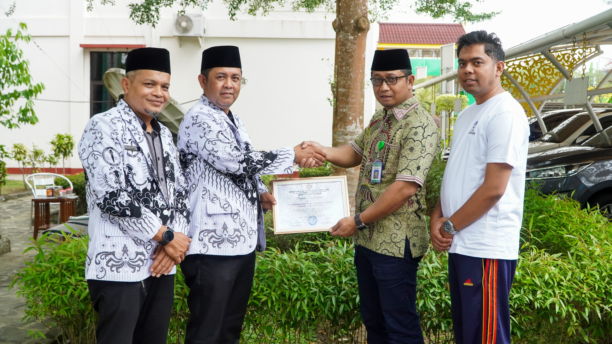 Ketua PGRI Kabupaten Bintan Serahkan Piagam Penghargaan kepada BPMP Kepulauan Riau