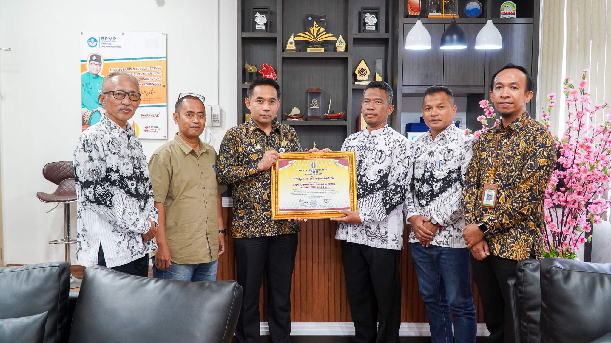 BPMP Kepri Terima Penghargaan dari PGRI Kabupaten Lingga, Perkuat Kolaborasi Peningkatan Mutu Pendidikan