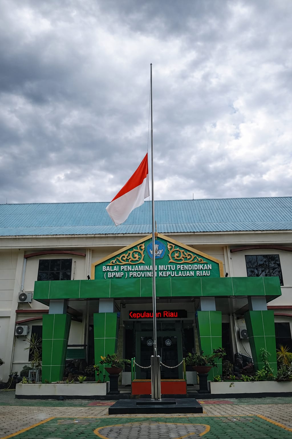 BPMP Kepri Turut Berduka, Bendera Setengah Tiang Dikibarkan