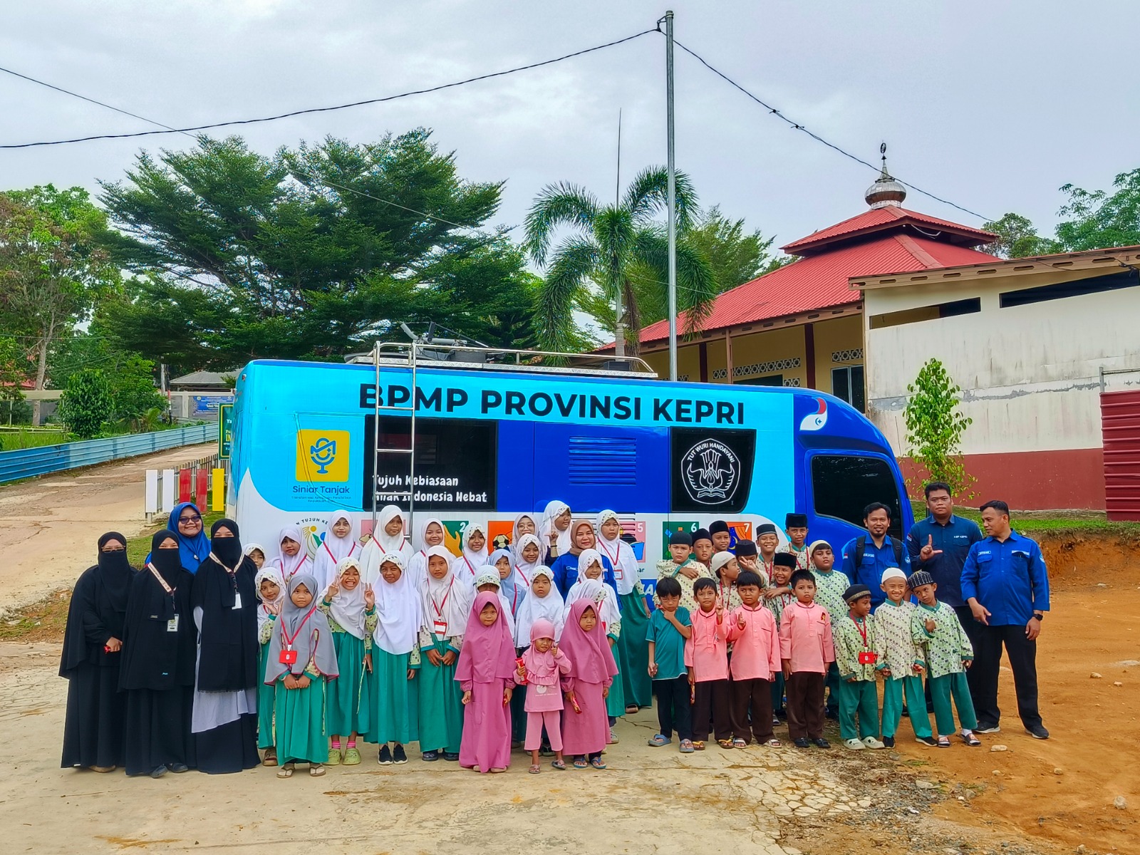 EKSPEDISI Perpustakaan BPMP Kepri Tebar Semangat Literasi di Bintan, Santri Cilik Belajar dengan Ceria dan Bermakna