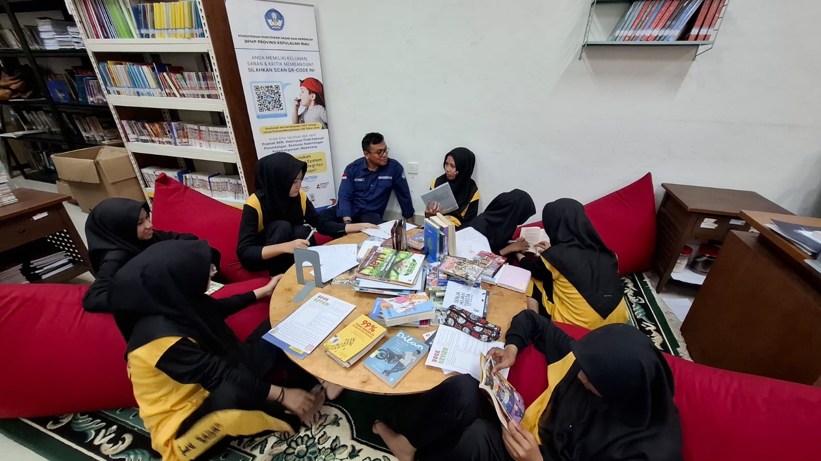 Siswi MTs Madani Tebuireng Bintan Hidupkan Suasana Perpustakaan BPMP Kepri Lewat Kunjungan Literasi