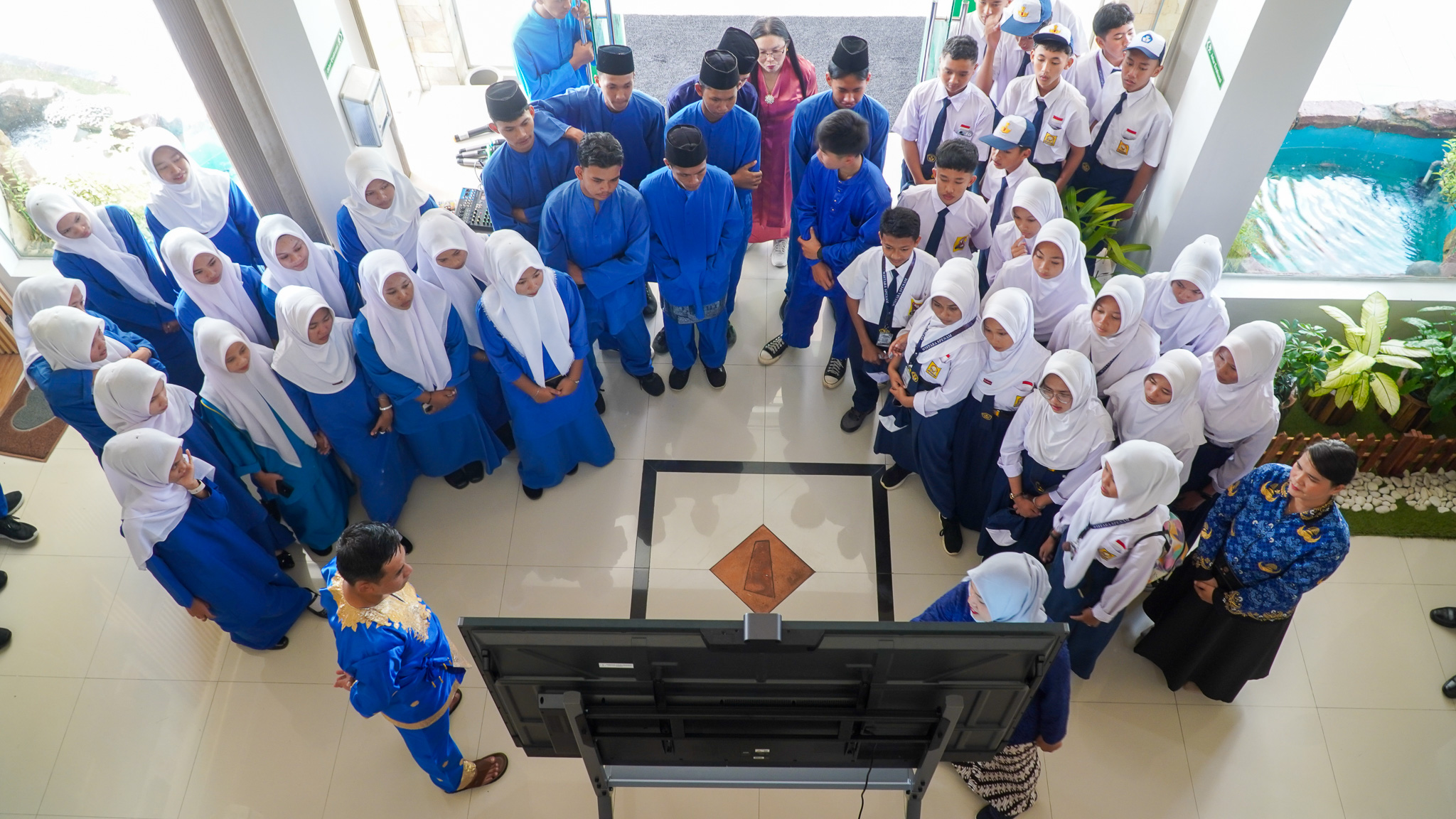 BPMP Kepri Kenalkan Papan Interaktif Digital kepada Siswa pada Peringatan Hardiknas 2026