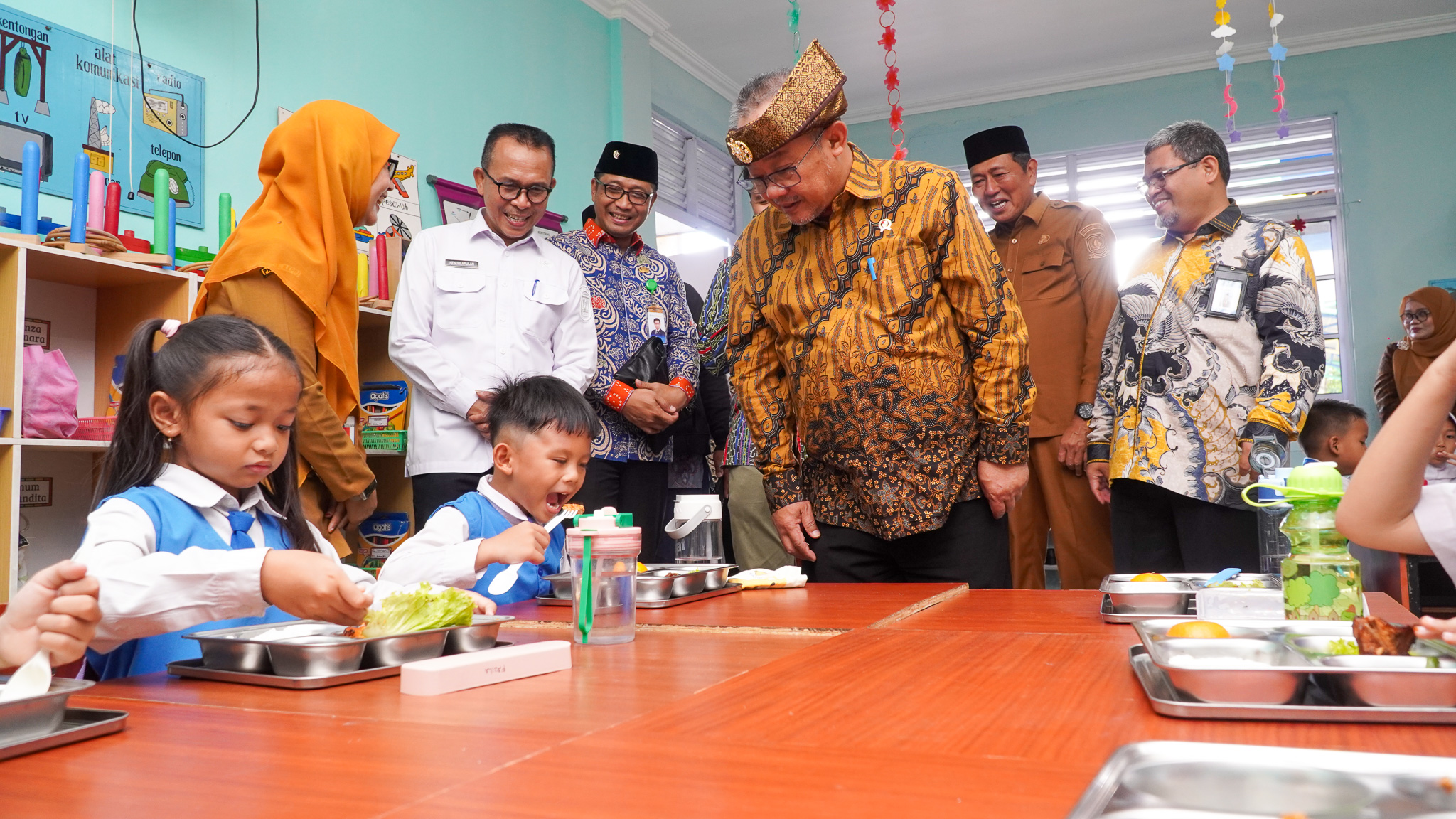 Menteri Disambut Tarian Melayu dan Tanjak, Pendidikan Karakter Anak Warnai Kunjungan di TKN Pembina 3 Batam