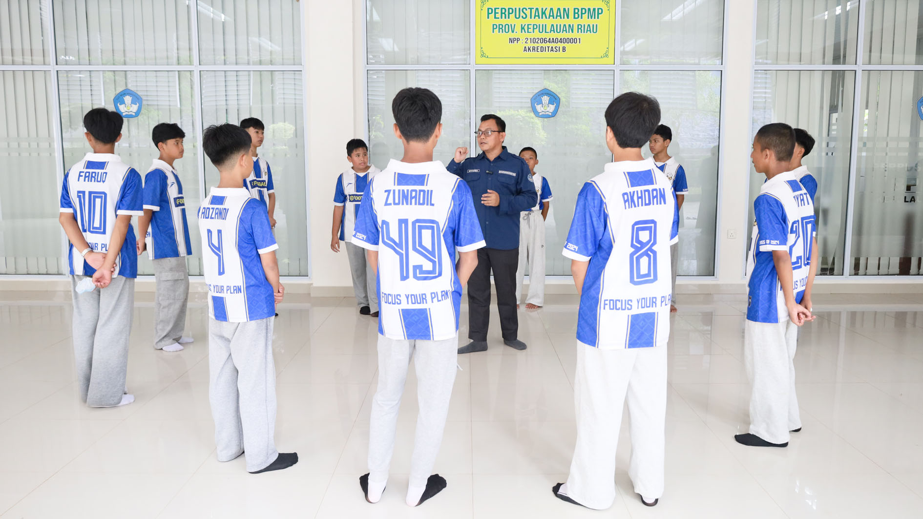 Siswa MTs Madani Tebuireng Bintan Mengeksplorasi Pembelajaran Literasi dan Numerasi di Perpustakaan BPMP Kepri 